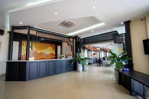 a restaurant with a lobby with a bar with plants at Hung Long Harbour Hotel in Cat Ba