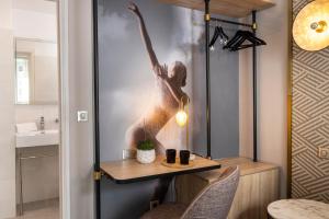 a bathroom with a wall mural of a man dancing at Hôtel Nude Paris - Color Vision in Paris +55 photos