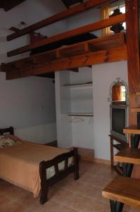 um quarto com um beliche e uma televisão em Hosteria Amaneseres em Capilla del Monte