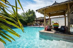 a swimming pool with people sitting in the background at Magnifique domaine avec piscine in Montréal