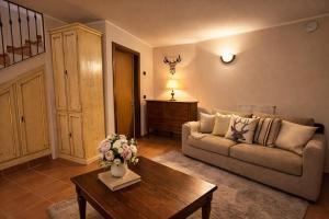 a living room with a couch and a coffee table at Appartamento LO SCOIATTOLO in Andalo