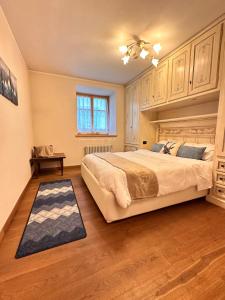 a bedroom with a large bed with wooden cabinets at Appartamento LO SCOIATTOLO in Andalo
