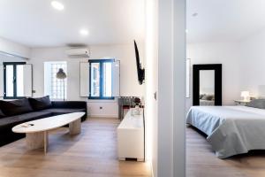 a living room with a bed and a couch at Infinium Zamora Suites con parking in Zamora