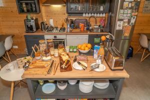 a table with food on it in a kitchen at La Parenthèse Meslandaise in Mesland