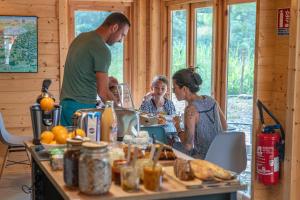 a group of people sitting at a table in a cabin at La Parenthèse Meslandaise in Mesland