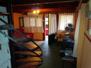 Habitación con escalera y habitación con mesa. en Tarot, en Aguas Dulces