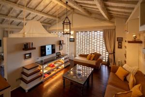 a living room with a couch and a table at L'Olmo in Monticchiello