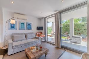 a living room with a couch and a table at Flateli Montjuïc in Girona
