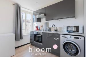 a kitchen with a washer and a washing machine at Le Soleil du Marché central in Nancy +15 photos