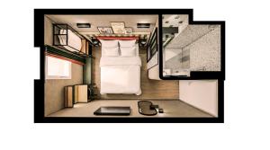 a small room with a bed and a desk at Hôtel EH OH Orly Rungis in Rungis