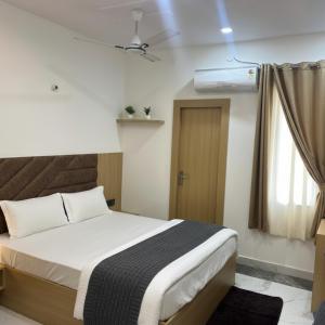 a bedroom with a bed and a window at Shri Radha Kripa Dham in Rādha Kund