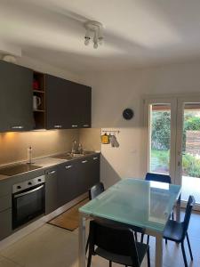 a kitchen with a table and chairs in a room at MAISON ANZIO E ROSA in Ravenna