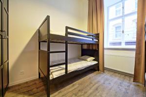 twee stapelbedden in een kamer met een raam bij DeLuxe Apartment in Praag