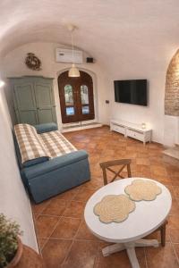 a living room with a couch and a table at Dolce vita al lago in Anguillara Sabazia