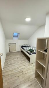 a small bedroom with a bed and a window at Monteurswohnung Mesum in Rheine
