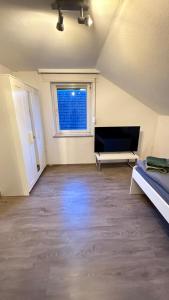 an empty room with a bed and a window at Monteurswohnung Mesum in Rheine