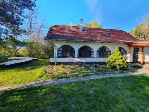 a house with a red roof in a yard at Duna Pearl in Ráckeve