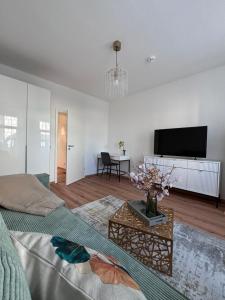 ein Wohnzimmer mit Bett und Fernseher in der Unterkunft Apartment 45 - Moderne, ruhige 2 Zimmer-Wohnung mit WLAN in Wittenberge, Komplett ausgestattet mit EBK, ideal für Business, Privataufenthalte, Radfahrer sowie kurze und längere Aufenthalte - einzeln oder als Paar - Nahe Bahnhof, Zentrum - Fahrradgarage in Wittenberge