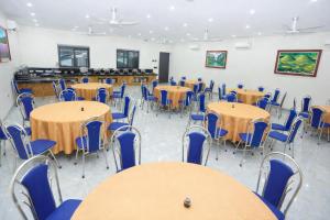 a room with tables and chairs in a classroom at Hoa Cương Hotel 2- Hà Giang in Ha Giang
