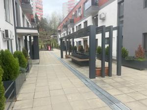 an empty sidewalk in a city with buildings at Bella in Târgu-Mureş