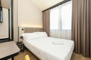 ein Hotelzimmer mit einem Bett und einem Fenster in der Unterkunft Best Western Hotel Garda in Affi + 90 Fotos