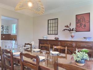 a dining room with a wooden table and chairs at Les trois Pitchounes- Wifi- Piscine- Calme in Albi