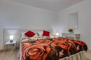 1 dormitorio con 1 cama grande con almohadas rojas en San Marco, en Venecia