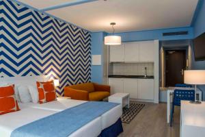 Llit o llits en una habitació de Terrace Mar Suite Hotel