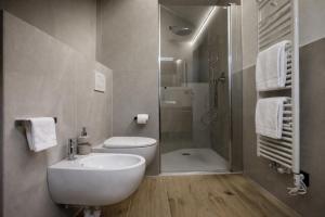 a bathroom with a sink and a toilet and a shower at MOUNTAIN HOME Fiemme - Nuovo, Balconi e Garage in Castello di Fiemme +25 photos