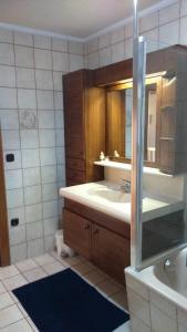 ファイステナウにあるFerienwohnung Wörndlのバスルーム(洗面台、鏡付)