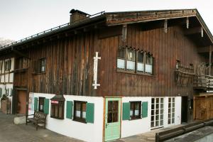 ein Gebäude mit einem Kreuz auf der Seite in der Unterkunft Chalet am Frohmarkt in Oberstdorf