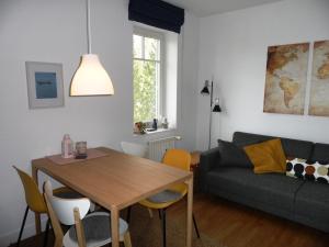 a living room with a table and a couch at Ferienwohnungen direkt am Schmollensee in Bansin