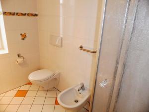 a bathroom with a toilet and a sink at Ferienwohnungen direkt am Schmollensee in Bansin