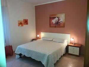 a bedroom with a bed and two lamps on tables at Villa Terme in Grado