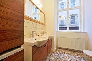 een badkamer met twee wastafels en een spiegel bij DeLuxe Apartment in Praag +12 foto's
