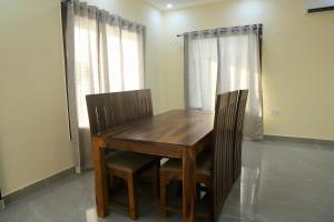 a wooden table and two chairs in a room at The Golden Farm in Jāmb