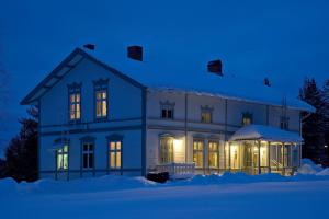 a house in the snow at night at Lantlivlodge i Österjörn -Herrgård in Österjörn