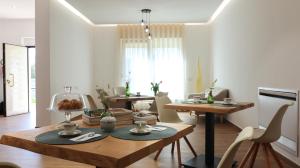 a living room with a table and chairs at L'Eden di Nicolas in San Costantino Calabro