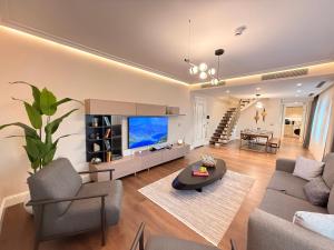 Un televizor și/sau centru de divertisment la Lagirio Residence Taksim