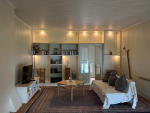 a living room with a couch and a table at Lantlivlodge i Österjörn -Herrgård in Österjörn