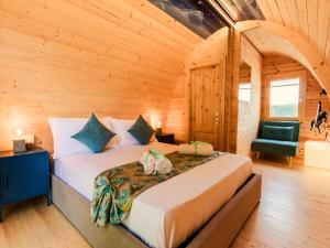 a bedroom with a bed in a wooden cabin at Villa Yucca - Luxury Glamping Experience in Torano Nuovo