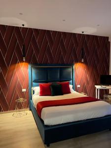 a bedroom with a large bed with red pillows at Stay & Fly in Naples
