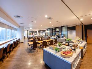 a restaurant with tables and chairs and a cafeteria at Yokohama Sakuragicho Washington Hotel in Yokohama