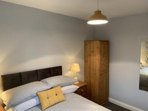 a bedroom with a bed and a lamp at Hursley Lodge in Lincoln