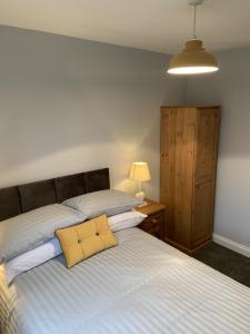 a bedroom with two twin beds and a lamp at Hursley Lodge in Lincoln +8 photos