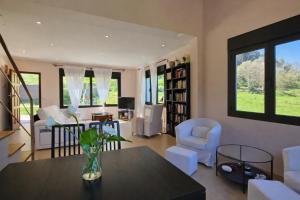 a living room with a table and chairs at Casa en Llanes con jardín - Huergo Mar y Playa in Nueva de Llanes