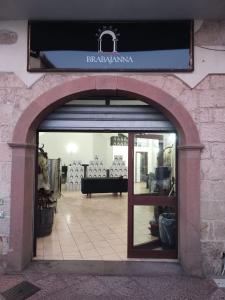 an entrance to a store with a sign over the door at Mandrolisai Rooms in Samughèo