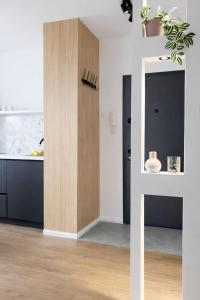 eine Küche mit Holztür und einer Theke in der Unterkunft NeraHome in Banja Luka