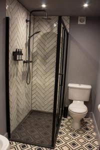 a shower in a bathroom with a toilet at The Butterleigh Inn in Cullompton +39 photos