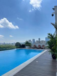 ein Schwimmbad auf dem Dach eines Gebäudes in der Unterkunft Luxee Haven in Manila